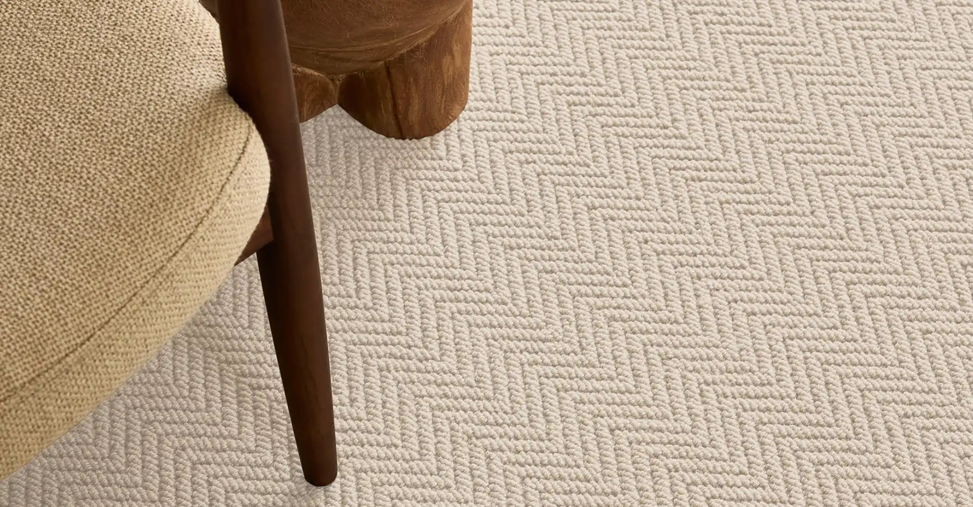 Wollen vloerkleed - Desso Bizet close up met stoelpoot