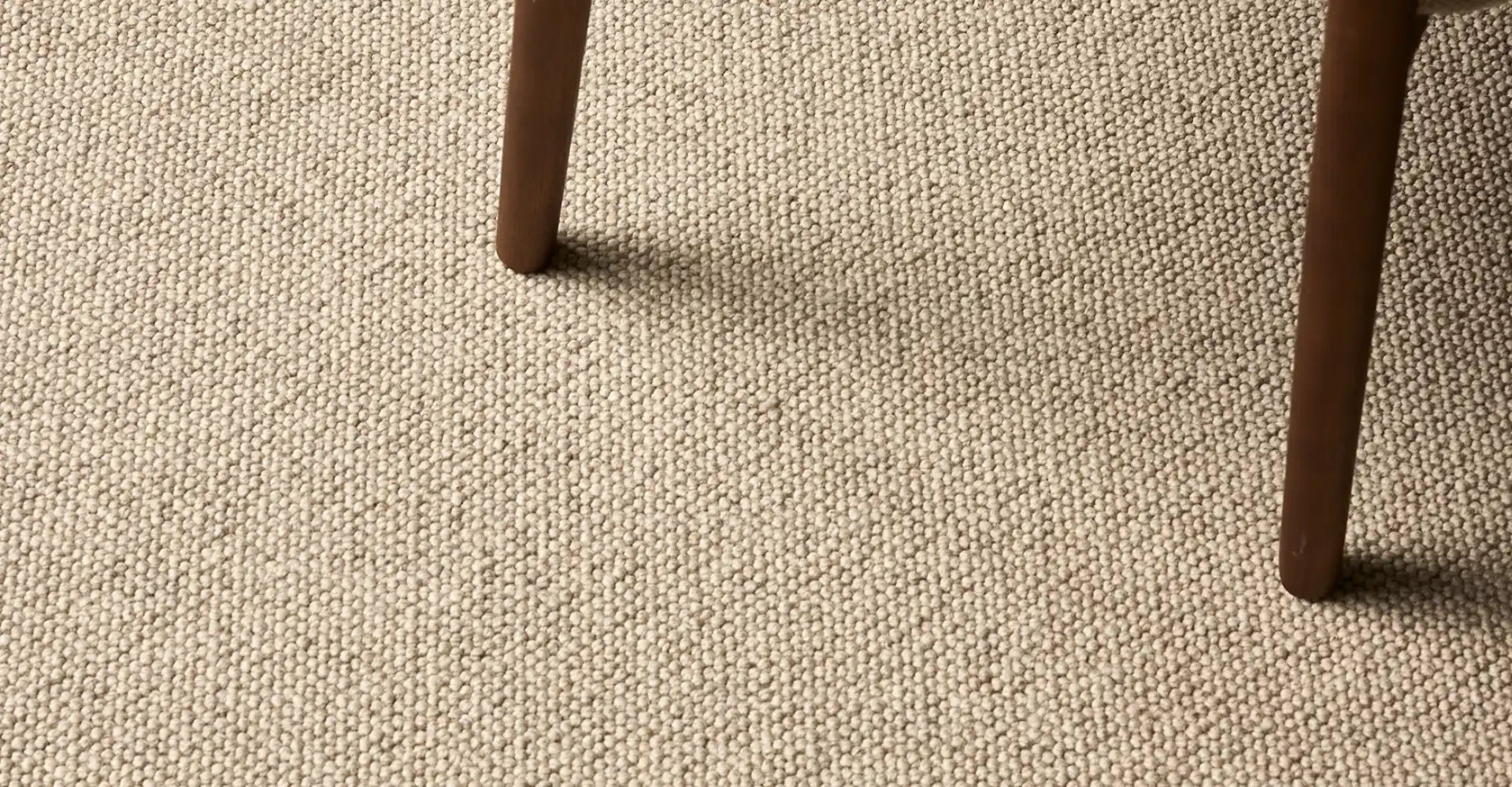 Wollen vloerkleed - Desso Verdi close up met stoelpoot